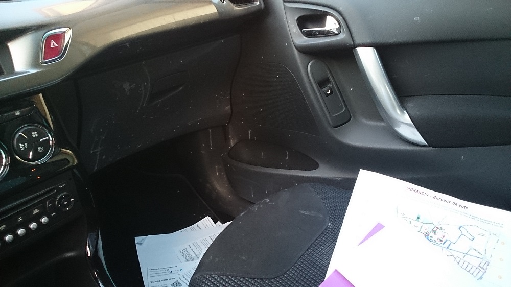 La voiture nettoyée à la colle