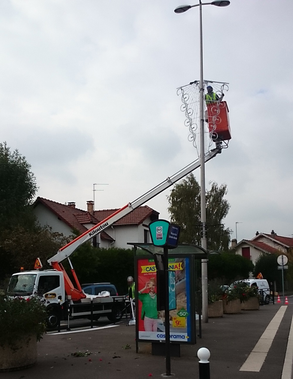Savigny-sur-Orge commence à installer ses décorations de Noël 2015 le 20&nbsp;octobre