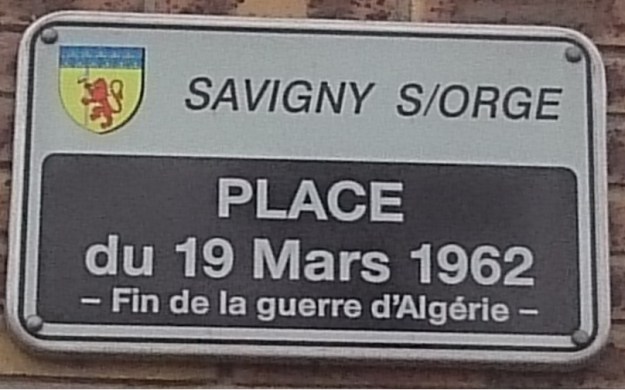 Ce panneau relève du négationnisme.