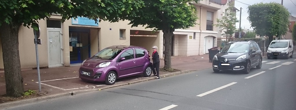 Peut-on vérifier qu&rsquo;une personne garée sur une place handicapée est bien handicapée&nbsp;?
