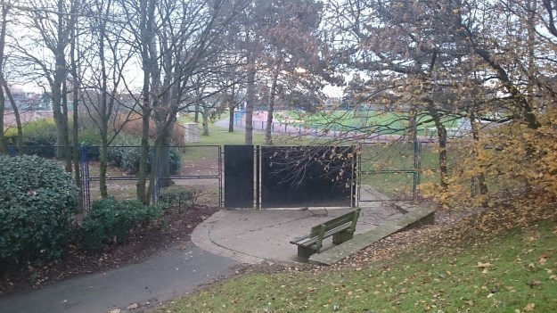 Plus à droite, c'est le flanc de la butte qui abritait autrefois un terrain de pétanque