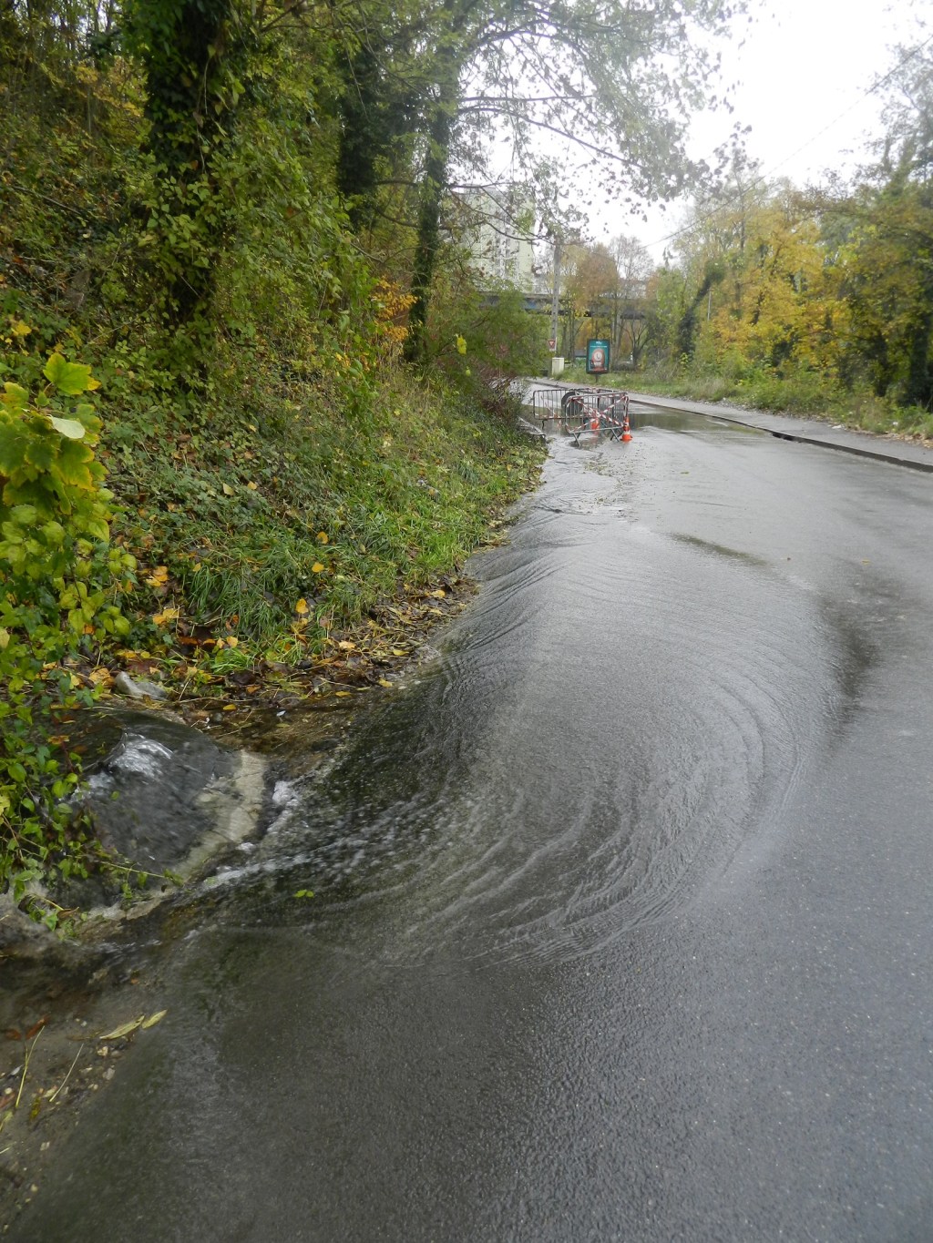 Savigny-sur-Orge : la fuite rue de Charaintru s’intensifie de plus&nbsp;belle