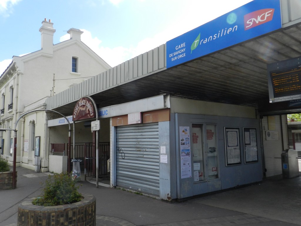 Vos questions : quel avenir pour le kiosque point Relay de la gare de Savigny-sur-Orge ?