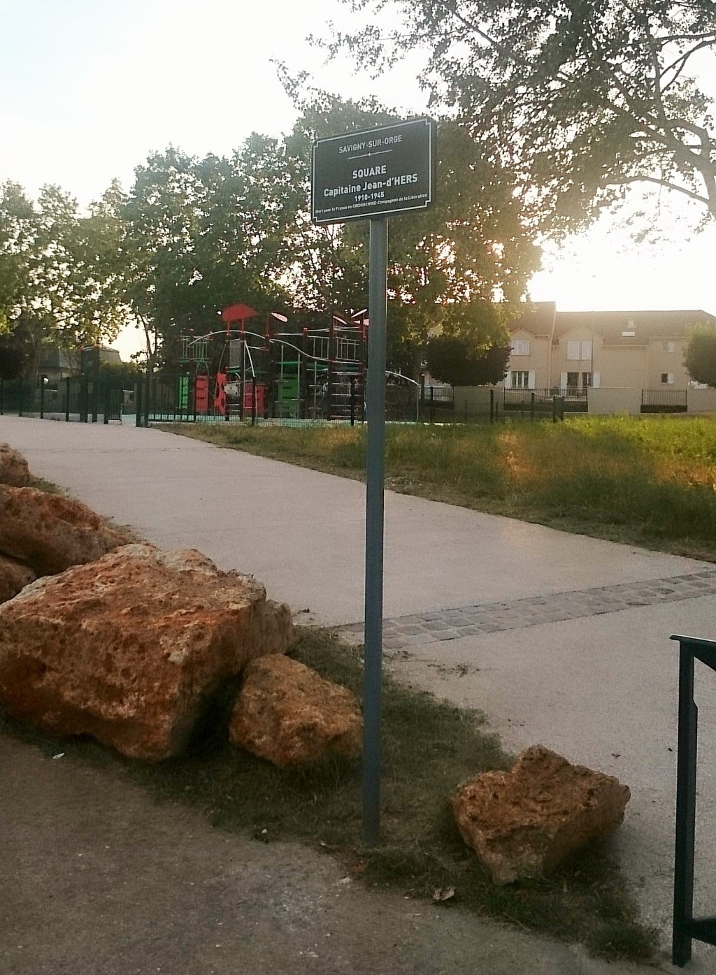 Square capitaine Jean-D&rsquo;HERS : mais où est passé le panneau d&rsquo;interdiction aux chiens&nbsp;?