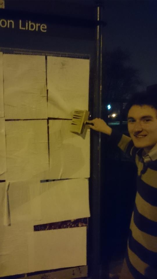 Brève de campagne : quand une hystérique renverse mon seau de colle pour m’empêcher d&rsquo;afficher