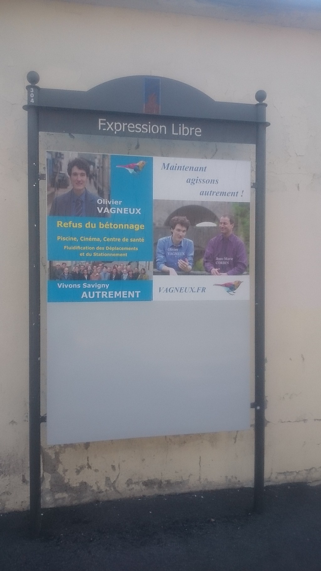 Obligé de passer les panneaux d&rsquo;expression libre de Savigny-sur-Orge à l&rsquo;alcool à brûler pour pouvoir coller&nbsp;dessus…