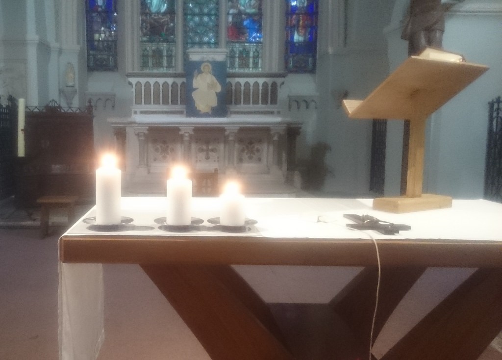 Chut ! Ne dites surtout pas à mon curé que j&rsquo;ai refusé de commander trois cierges pour l&rsquo;autel parce que cela n&rsquo;a aucun sens liturgique&nbsp;!