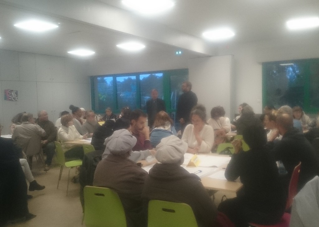À la réunion de consultation des habitants de Grand-Vaux du 17 octobre 2023 pour l&rsquo;élaboration du contrat de ville&nbsp;2024-2030