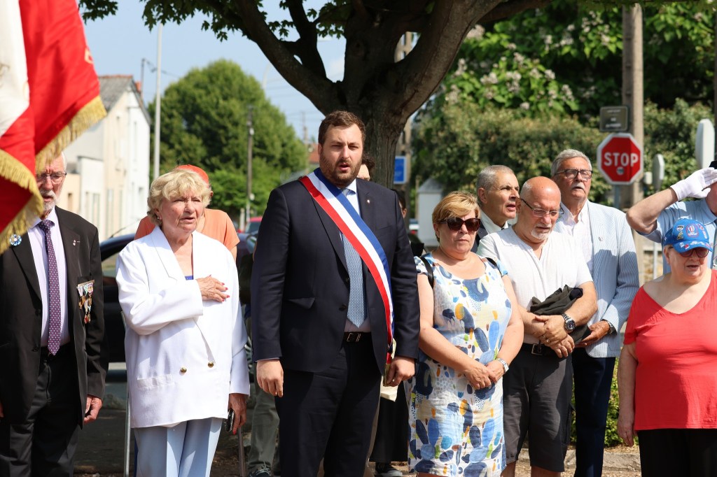 Ah ! Alexis TEILLET n&rsquo;est pas encore assez gros pour me cacher totalement des photos ! Par contre, il ne peut quand même pas boutonner sa&nbsp;veste…