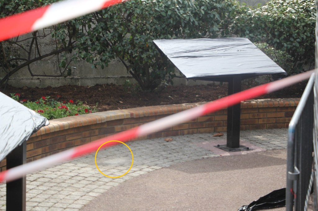 Savigny-sur-Orge : pour installer un panneau explicatif du serment de Koufra, le maire supprime un banc… Il y a encore les marques au sol…&nbsp;¯\_(ツ)_/¯