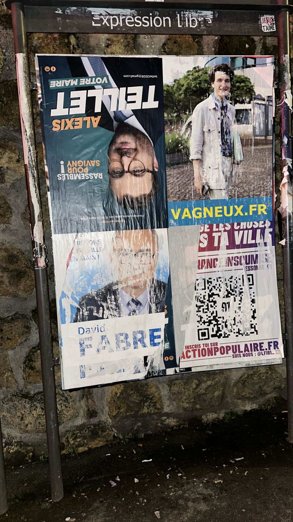 Municipales 2026 à Savigny-sur-Orge : mais qu&rsquo;est-ce qui arrive au colleur de TEILLET ? Pourquoi colle-t-il à l&rsquo;envers&nbsp;?