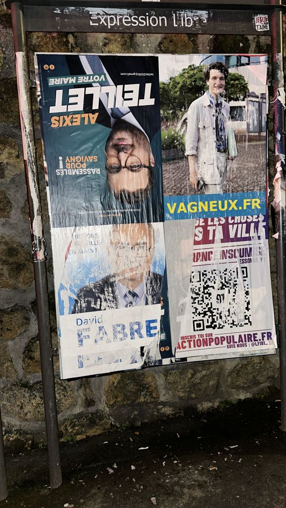 Municipales 2026 à Savigny-sur-Orge : mais qu&rsquo;est-ce qui arrive au colleur de TEILLET ? Pourquoi colle-t-il à l&rsquo;envers&nbsp;?